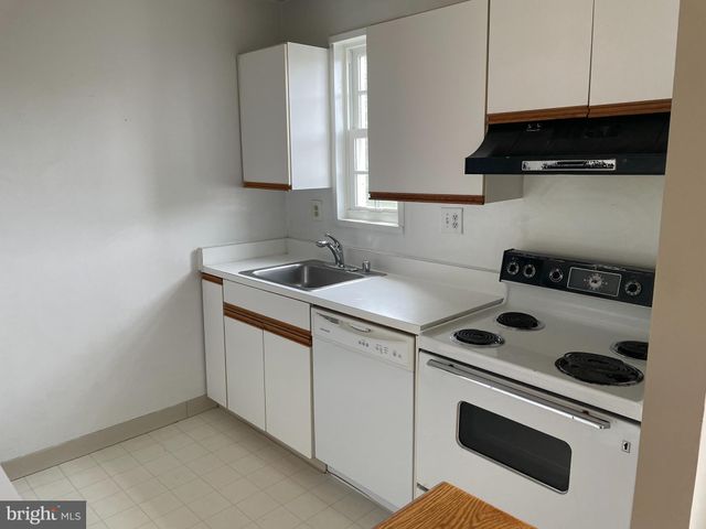 $255,000 | 1722 West Abingdon Drive, Unit 302, Alexandria, VA 22314