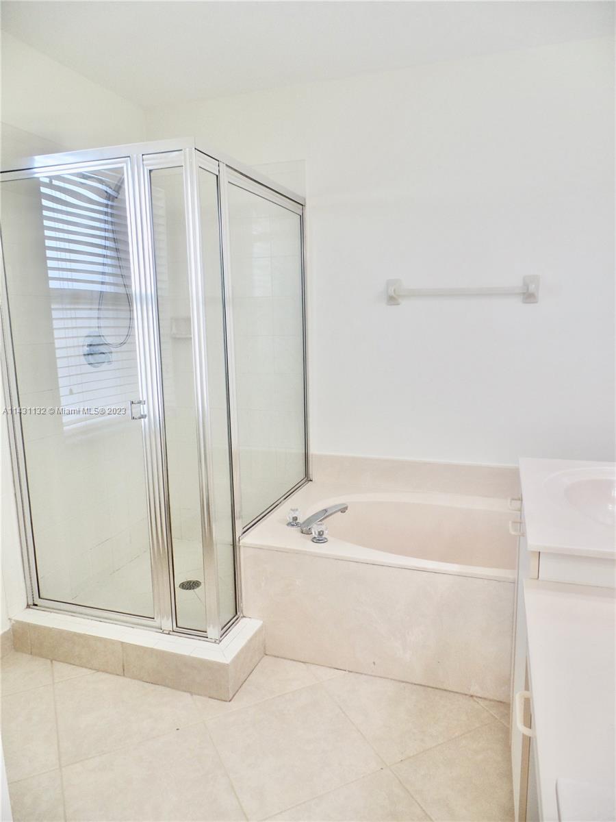 4744 Southwest 165th Avenue, Unit 4744 Miramar, FL 33027 - Photo 13 of 34 a bathroom with bathtub