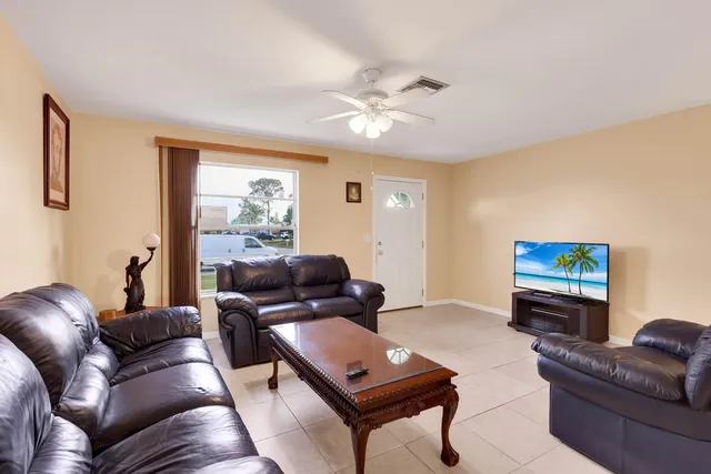 $289,900 | 113 Southwest Starfish Avenue, Port St. Lucie, FL 34984