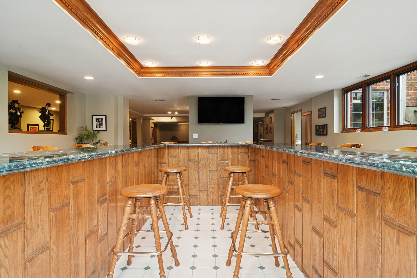 1515 Galloway Drive Inverness, IL 60010 - Photo 37 of 60 a living room with furniture and a flat screen tv