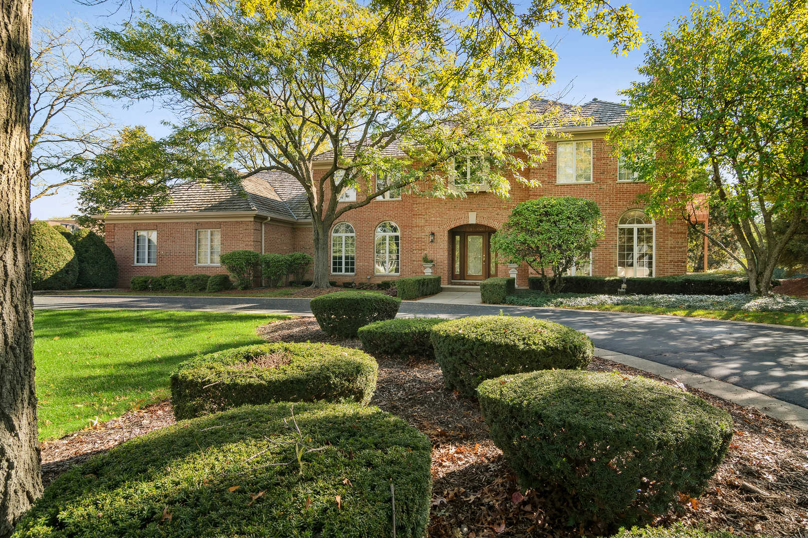 1515 Galloway Drive Inverness, IL 60010 - Photo 4 of 60 a front view of a house with garden