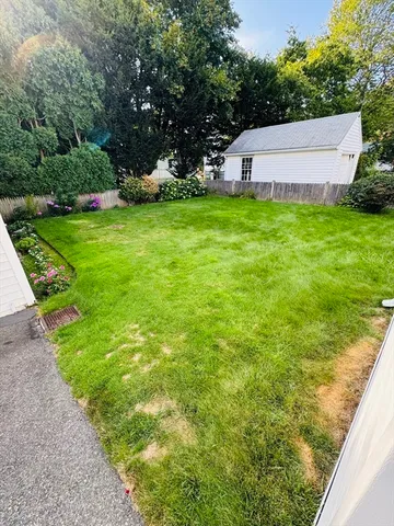 a view of a house with backyard and garden