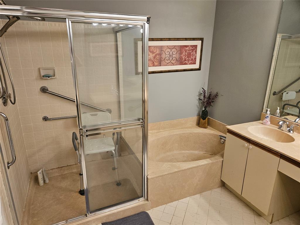 5203 Europa Drive, Unit G Boynton Beach, FL 33437 - Photo 15 of 29 a bathroom with a bathtub and shower