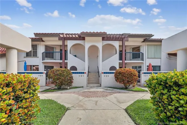 $2,300 | 6110 Southeast Martinique Drive, Unit 201, Stuart, FL 34997