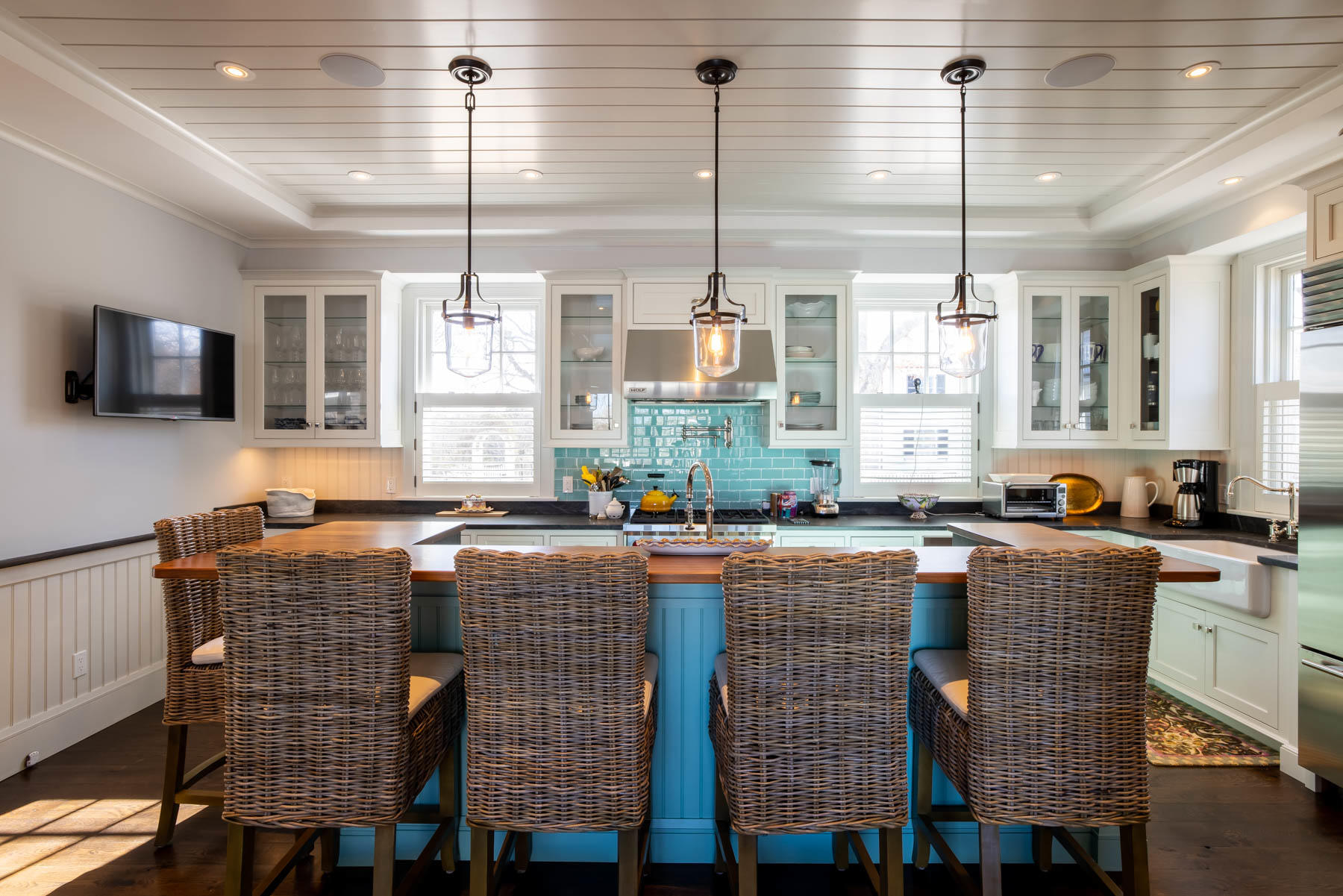 25 Pierce Lane Edgartown, MA 02539 - Photo 18 of 52 a kitchen with stove and cabinets