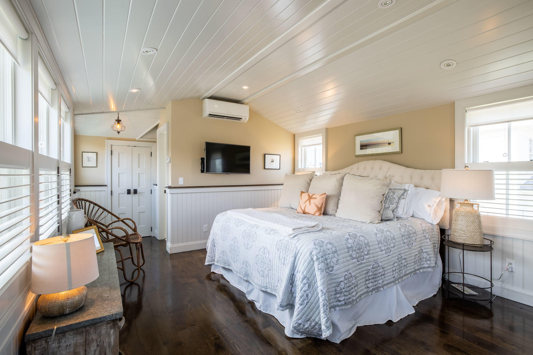 25 Pierce Lane Edgartown, MA 02539 - Photo 38 of 52 a spacious bedroom with a bed a mirror and a flat tv screen