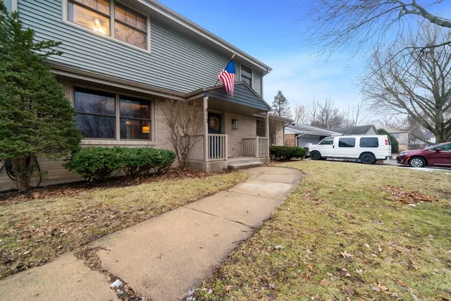 $279,900 | 813 Prestwick Parkway, Rockford, IL 61107