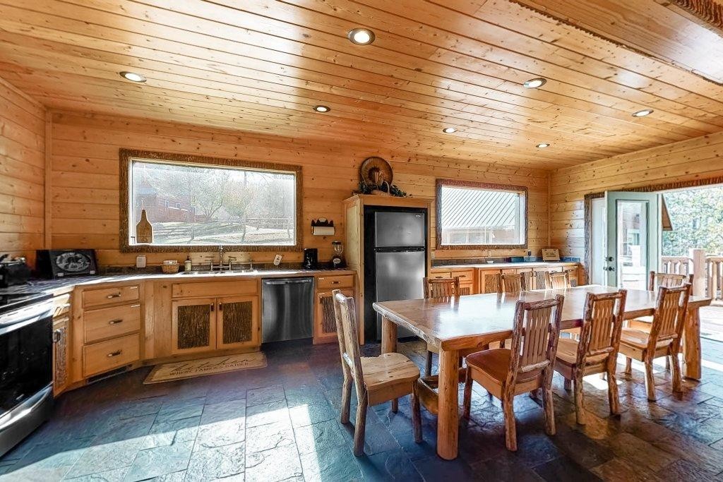 2556 Treehouse Lane Sevierville, TN 37876 - Photo 7 of 24 Gallery Image 7