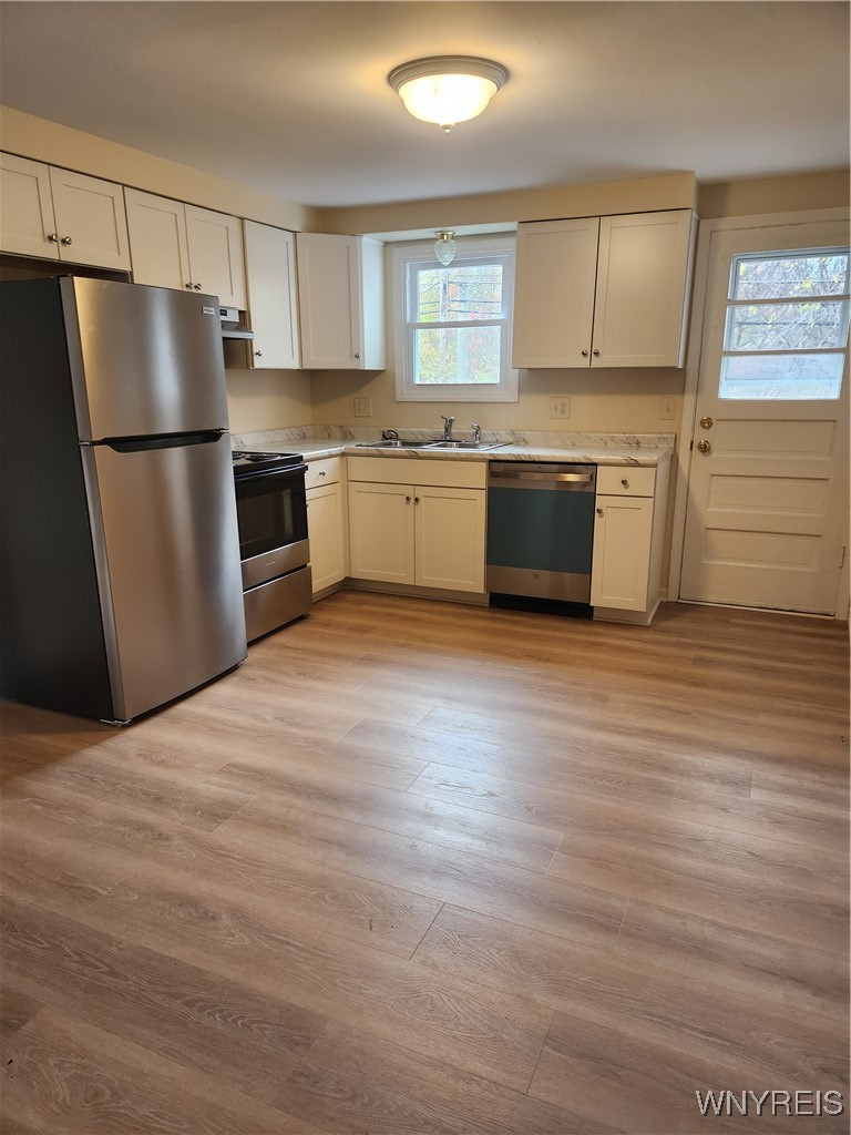 95 Pheasant Run Road Amherst, NY 14228 - Photo 9 of 22 Huge eat-in kitchen with all new high-end applianc