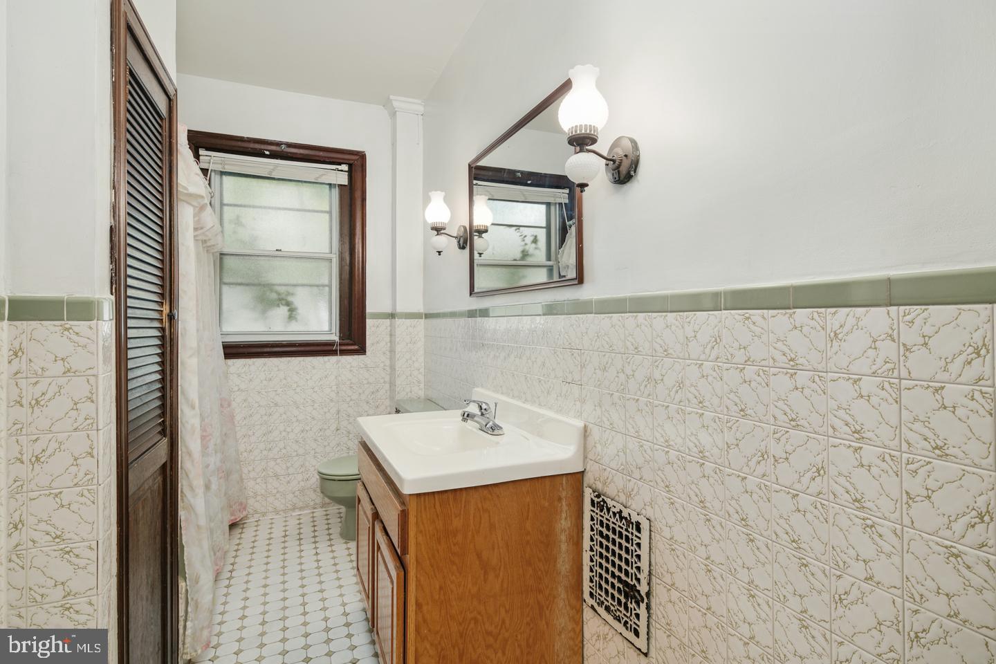 126 Rochelle Avenue Philadelphia, PA 19128 - Photo 21 of 34 Spacious full bath