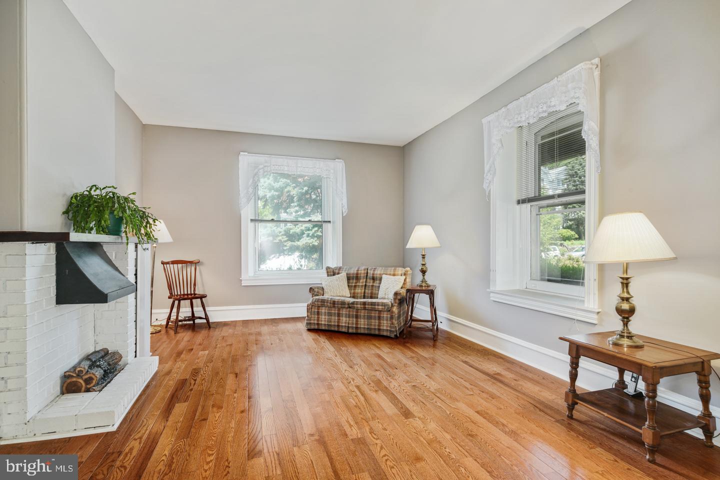 126 Rochelle Avenue Philadelphia, PA 19128 - Photo 6 of 34 Large living room