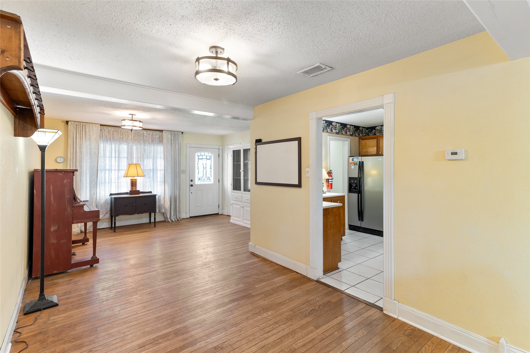 232 Laurel Street Lake Jackson, TX 77566 - Photo 6 of 22 a view of a livingroom with furniture and a hallway