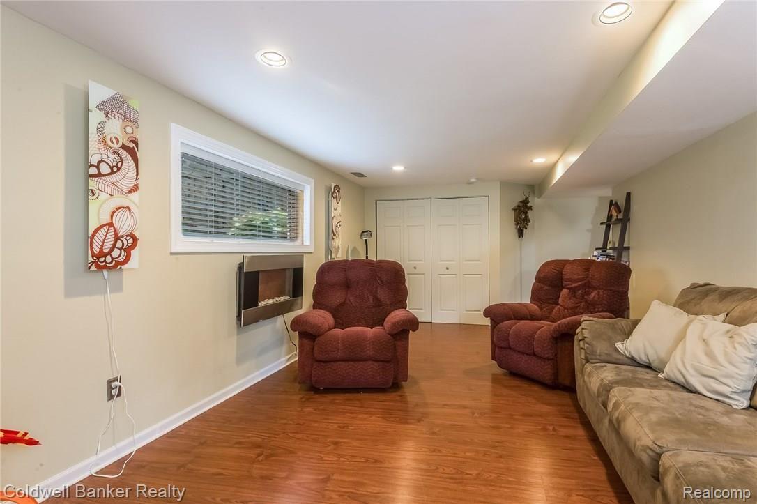 1279 Porter Road White Lake, MI 48383 - Photo 19 of 30 023-Sitting_Room-4794081-medium.jpg