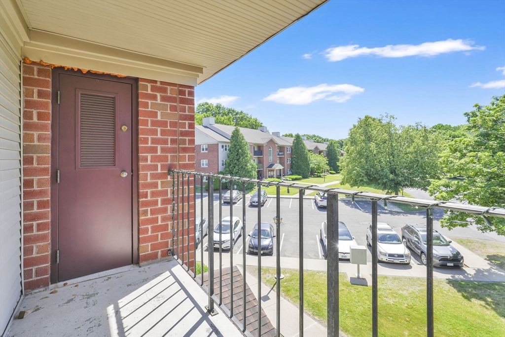 16 Maple Crest Circle, Unit J Holyoke, MA 01040 - Photo 4 of 34