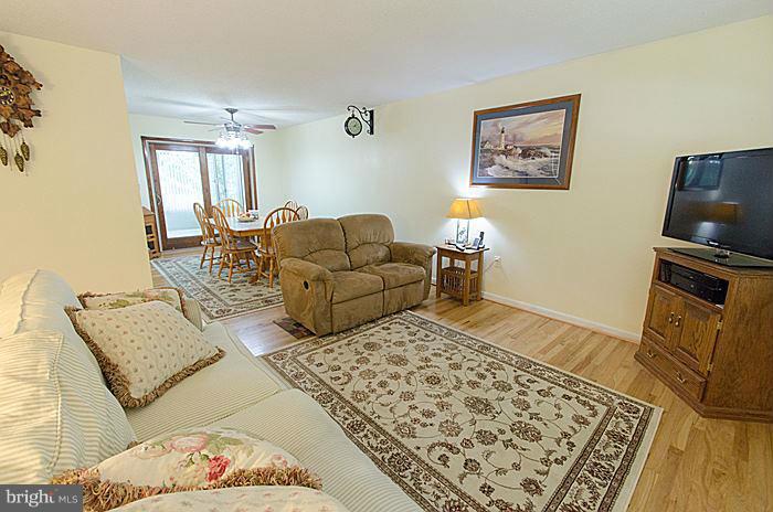 528 Manor Road Severna Park, MD 21146 - Photo 3 of 20 Living Room