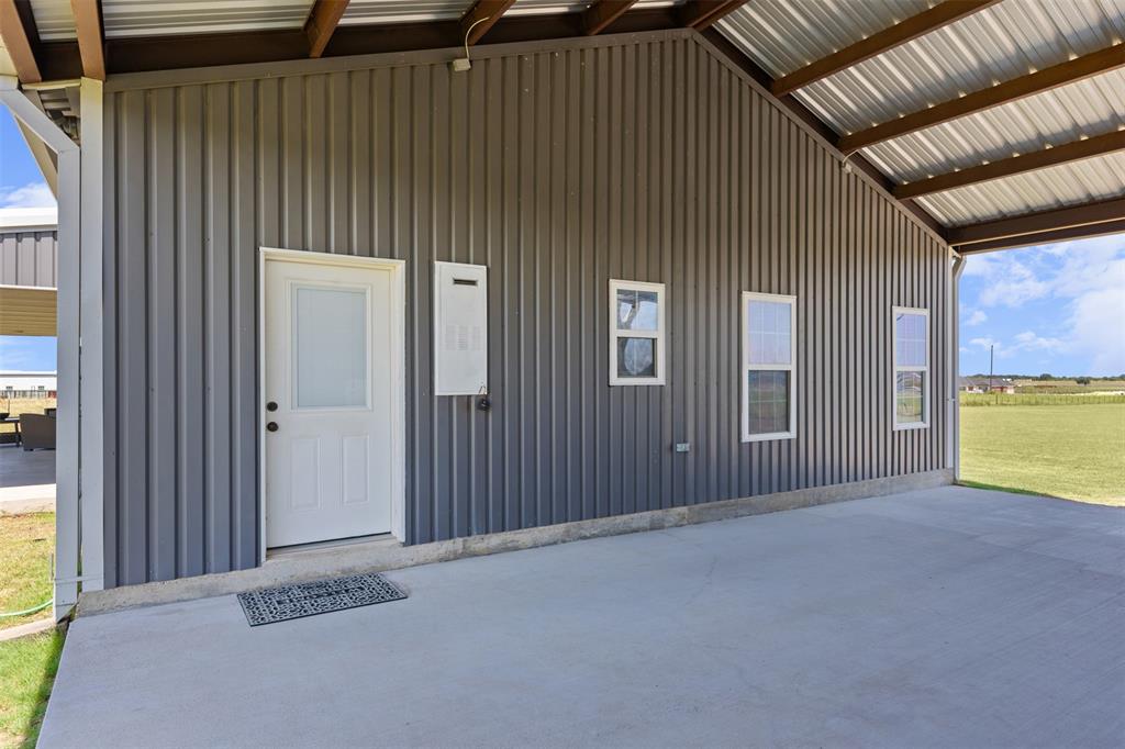 511 East Pecan Tree Road Waxahachie, TX 75165 - Photo 14 of 36 Covered breezeway/carport providing access between the home and the workshop/garage.