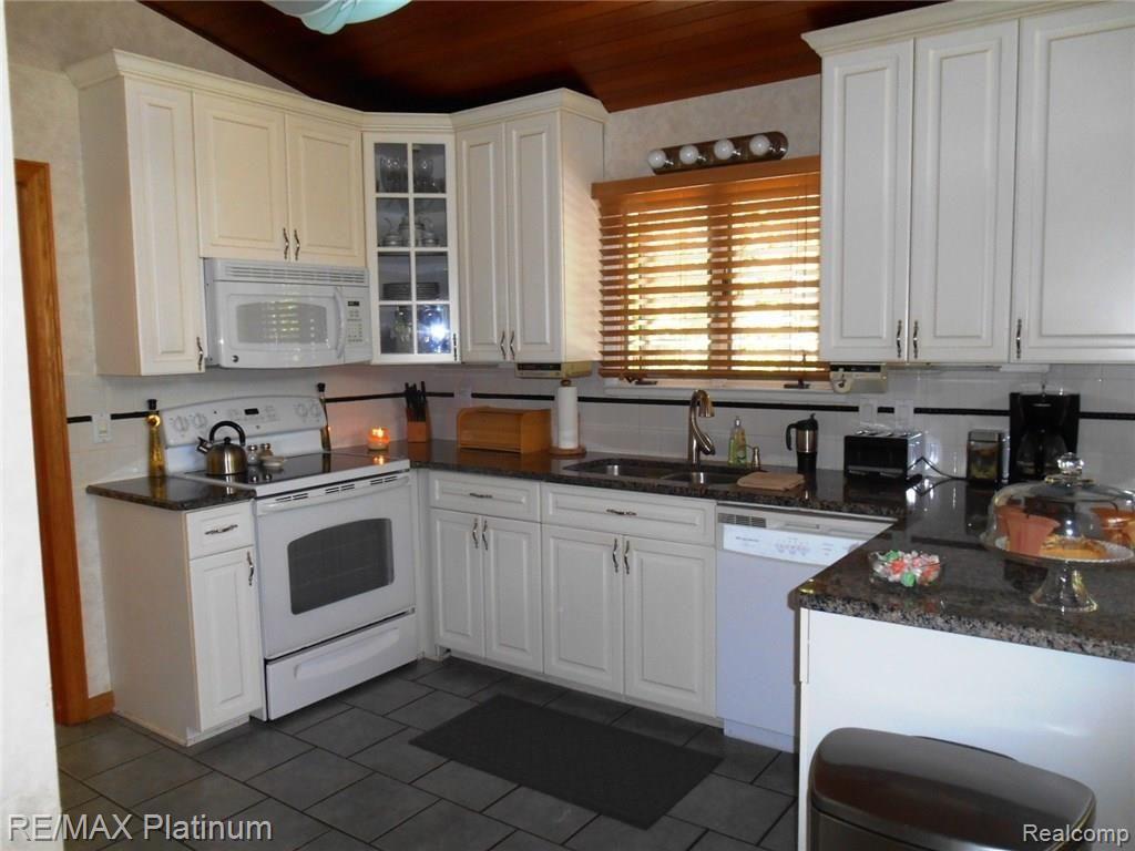 10875 Reynard Road Brighton, MI 48114 - Photo 10 of 52 Kitchen.JPG