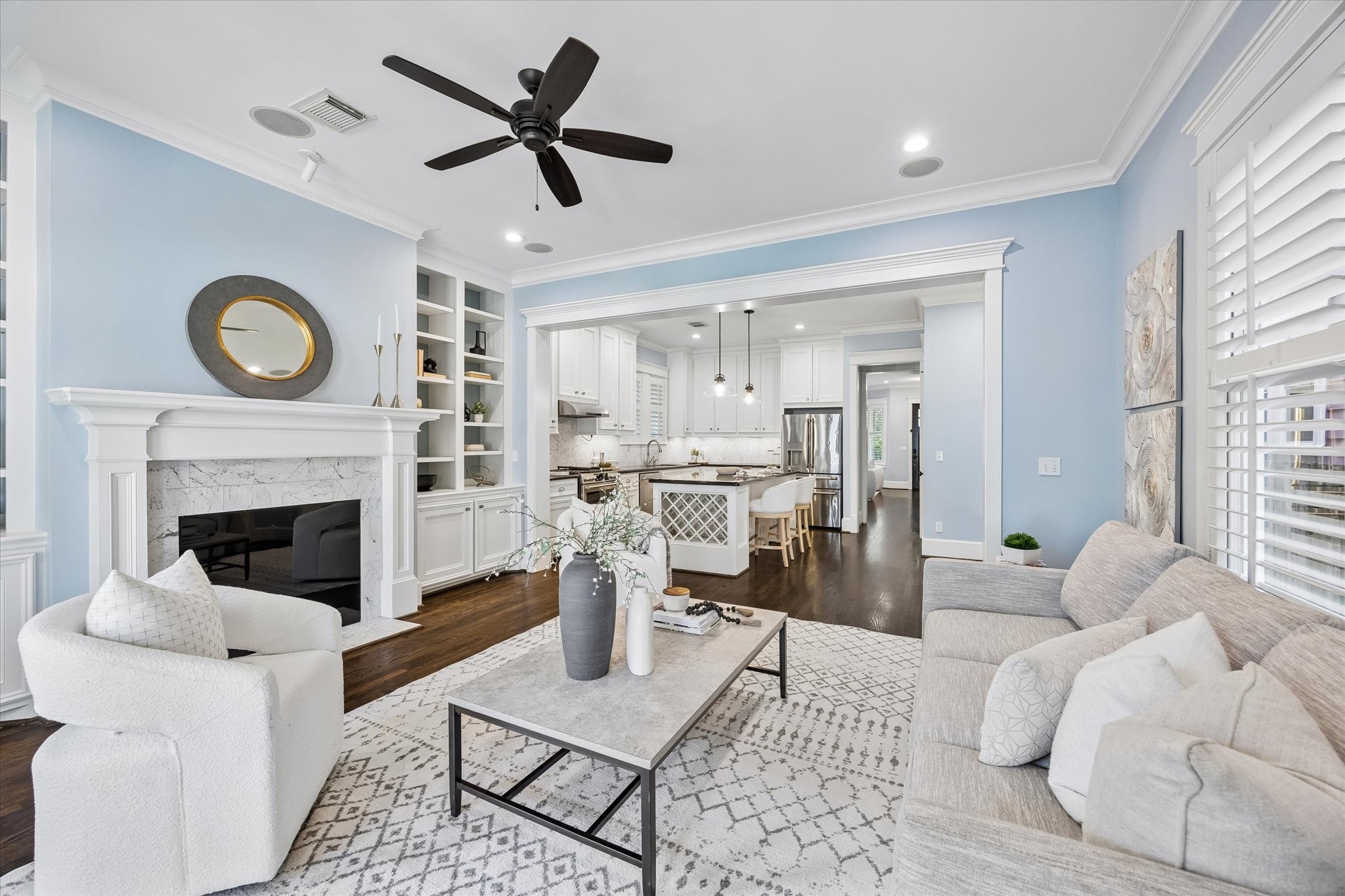 634 West 17th Street Houston, TX 77008 - Photo 13 of 42 The family room opens beautifully to the kitchen, creating an easy everyday flow with wood flooring, rich millwork, recessed lighting, ceiling speakers, custom built-ins and a gas-log fireplace with a beautiful marble surround.