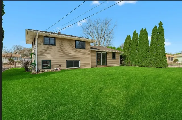 a view of a house with backyard