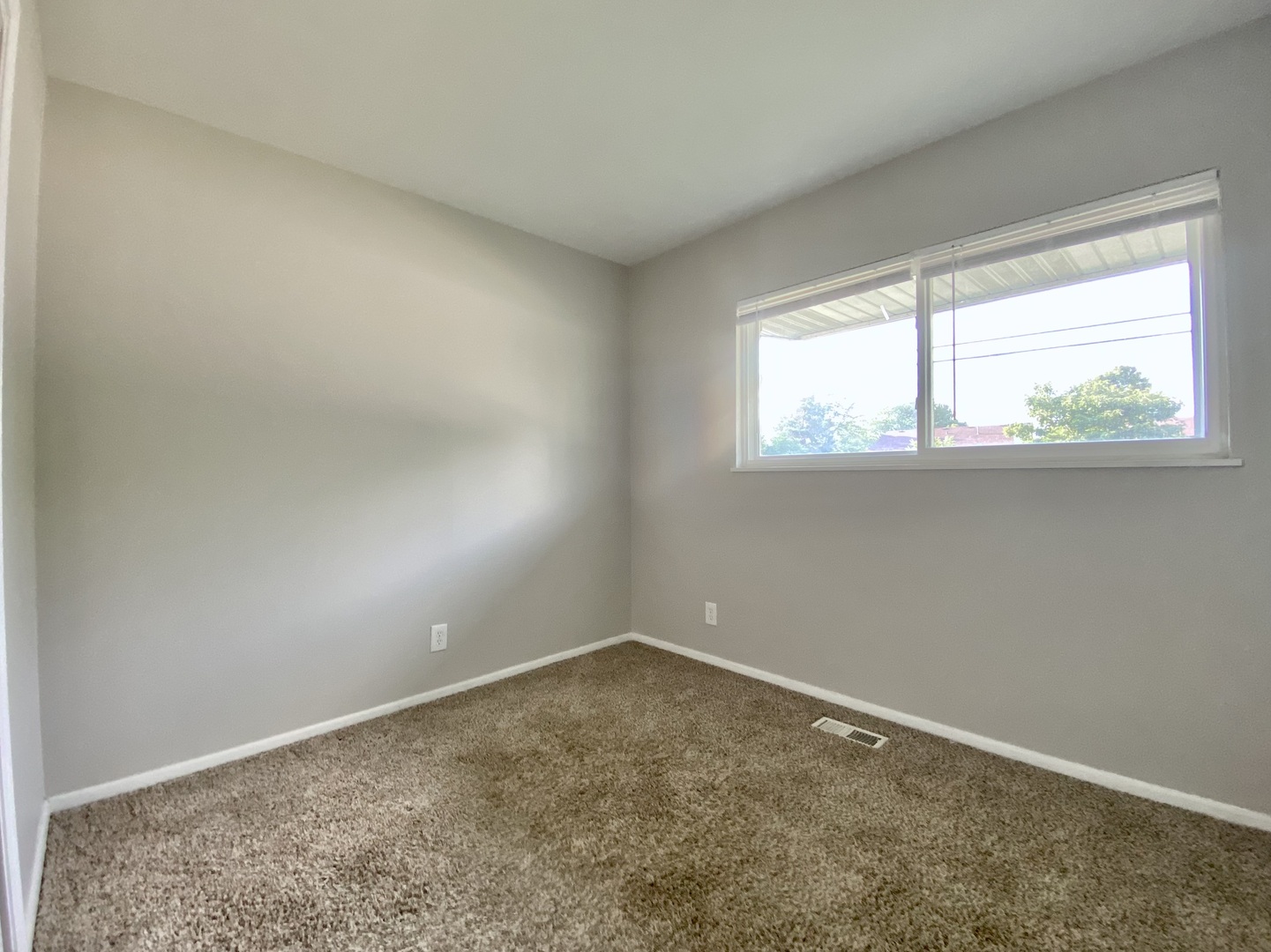 317 East Schaumburg Road Streamwood, IL 60107 - Photo 12 of 25 an empty room with a window