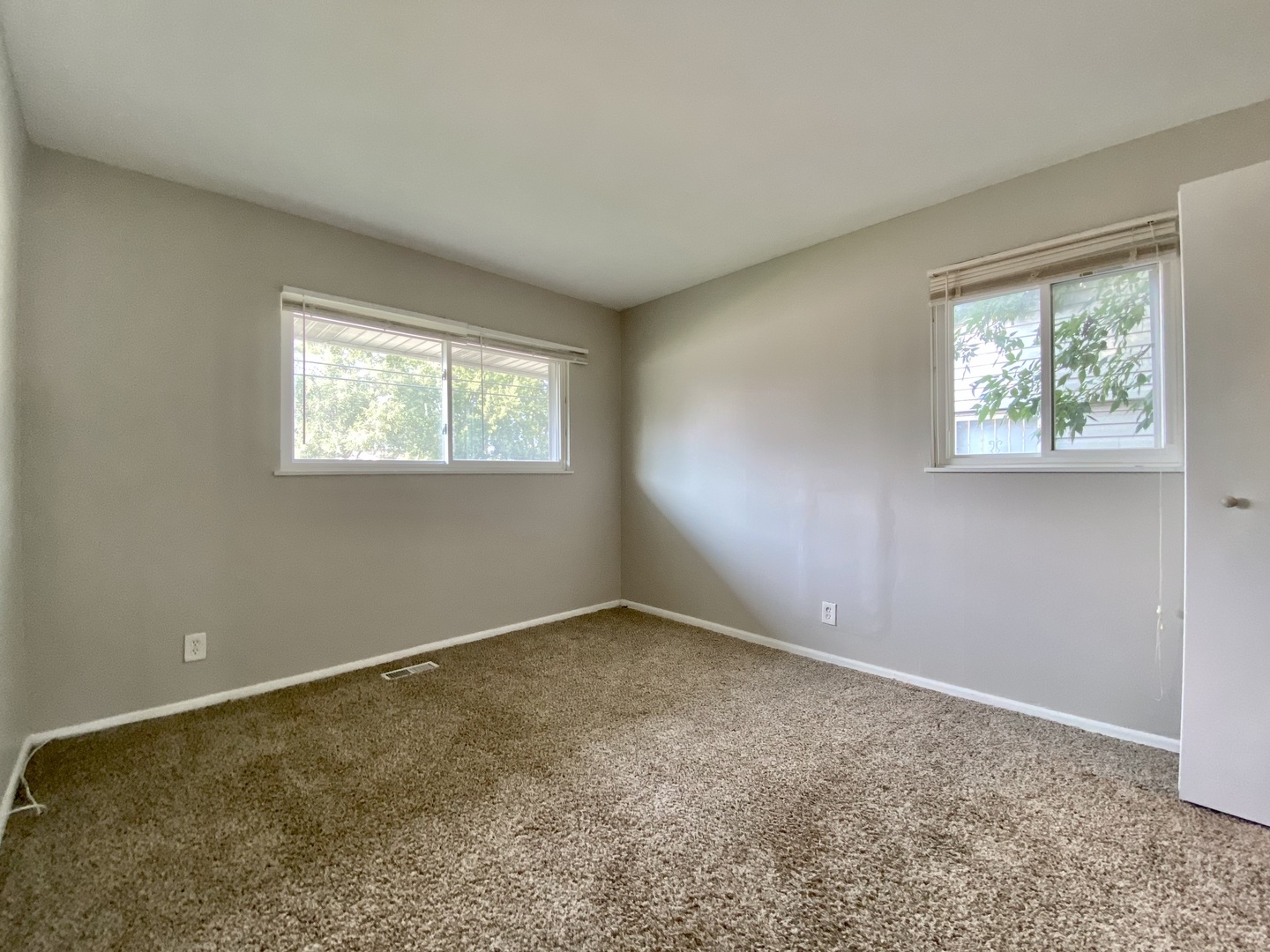 317 East Schaumburg Road Streamwood, IL 60107 - Photo 10 of 25 an empty room with windows