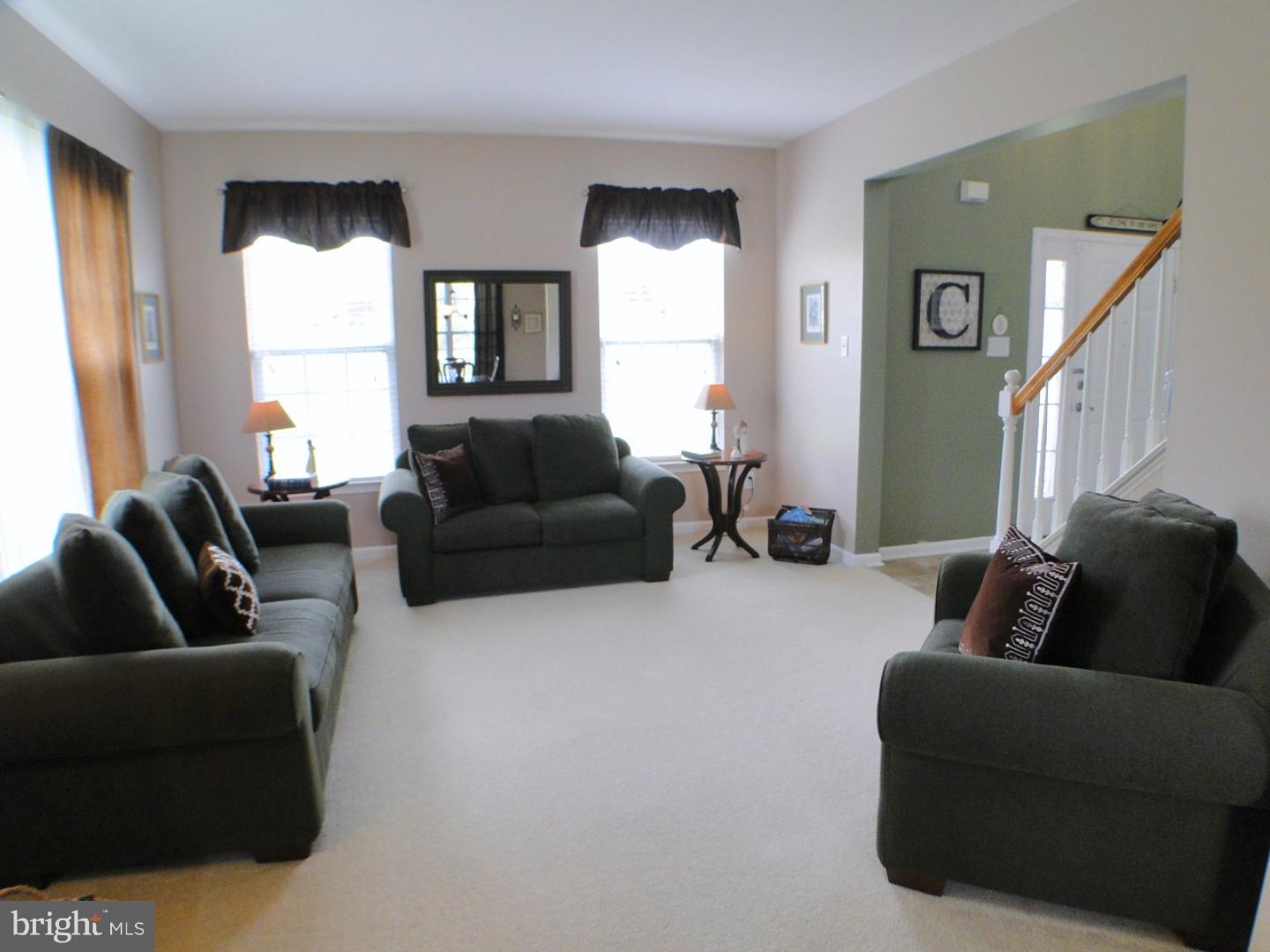 107 Sunset Road Oxford, PA 19363 - Photo 9 of 23 Living Room