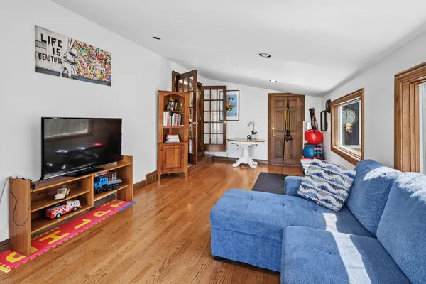 $430,000 | 2664 South Craig Drive, Des Plaines, IL 60018