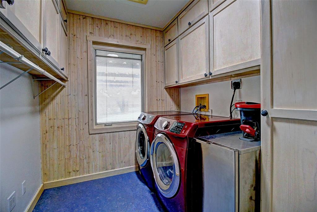 3615 Fritz Lane Corinth, TX 76208 - Photo 14 of 28 a utility room with dryer and washer