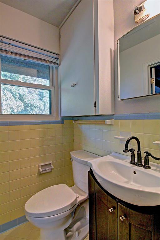 3615 Fritz Lane Corinth, TX 76208 - Photo 20 of 28 a bathroom with a toilet a sink and mirror