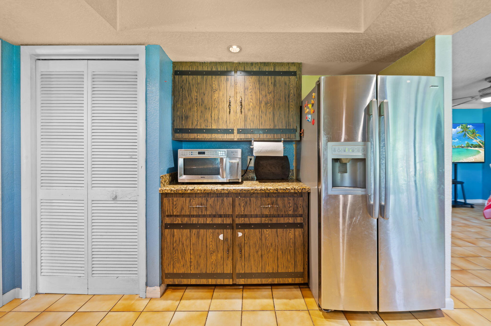 2587 E Road Loxahatchee Groves, FL 33470 - Photo 11 of 46 a kitchen with stainless steel appliances a refrigerator and a stove
