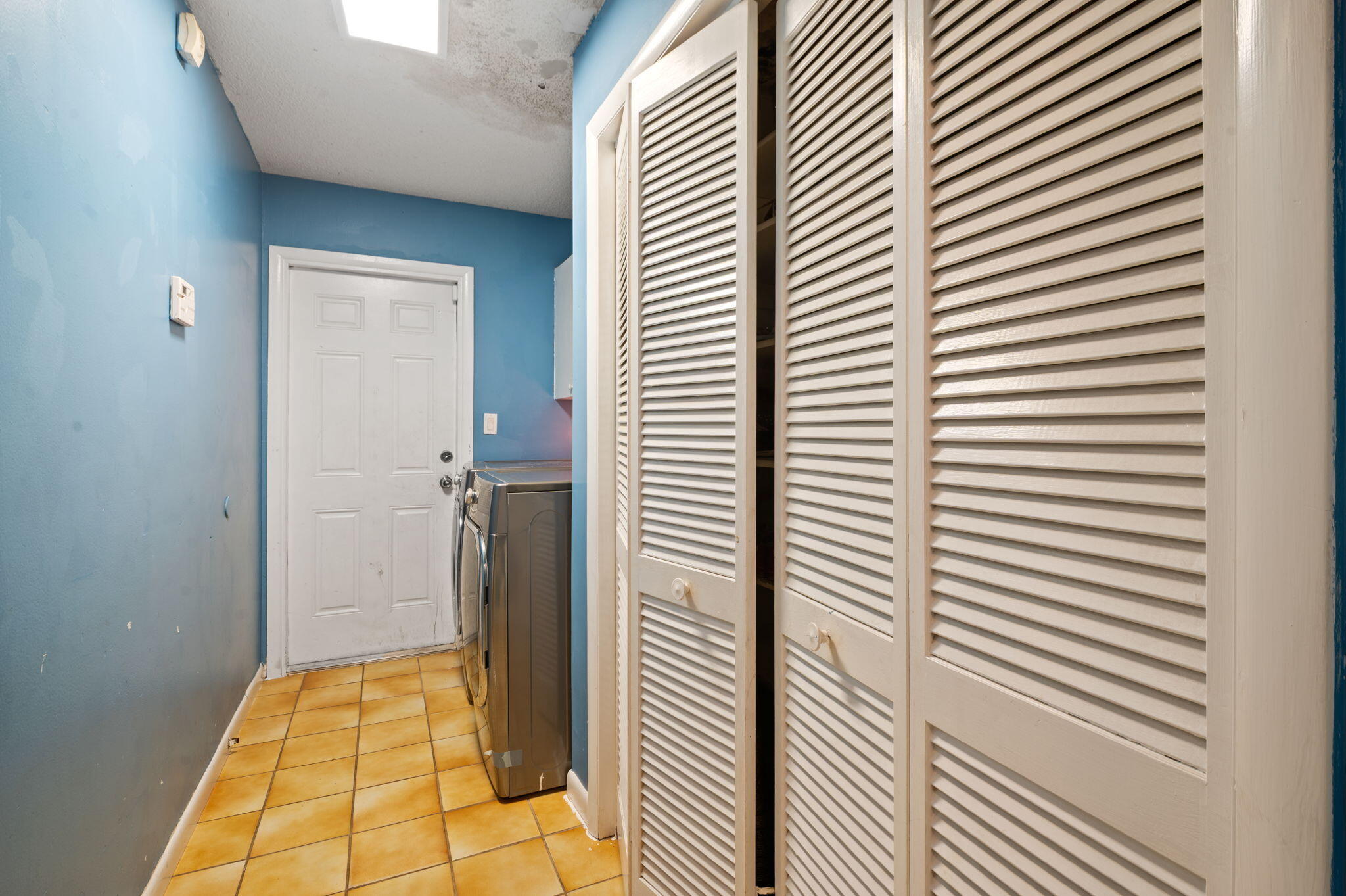 2587 E Road Loxahatchee Groves, FL 33470 - Photo 19 of 46 a view of a hallway