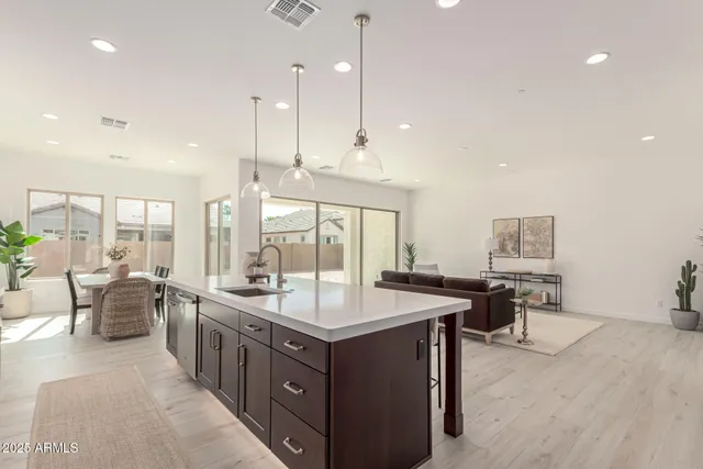 a large kitchen with kitchen island a large island in it