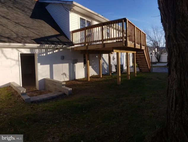 a view of back yard of the house