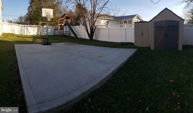 a view of house with a big yard