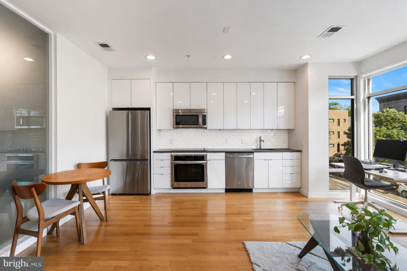 435 R Street Northwest, Unit 205 Washington, DC 20001 - Photo 4 of 17