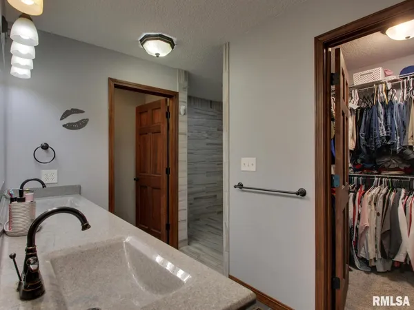 $384,900 | 1409 Pratt Street, Barry, IL 62312