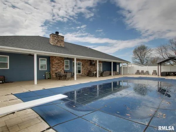 $384,900 | 1409 Pratt Street, Barry, IL 62312