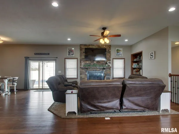 $384,900 | 1409 Pratt Street, Barry, IL 62312