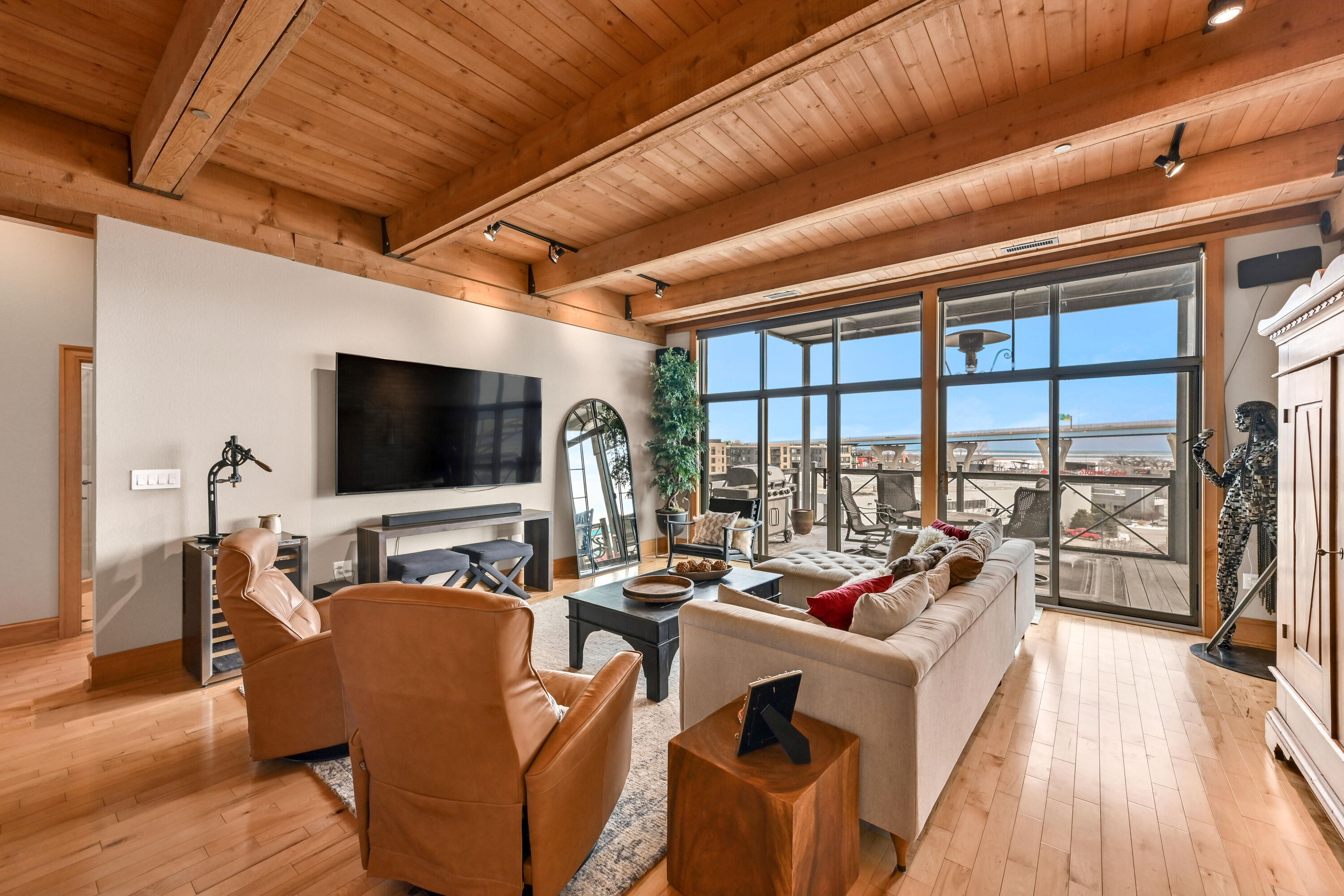 541 East Erie Street, Unit 514 Milwaukee, WI 53202 - Photo 9 of 34 primary living area