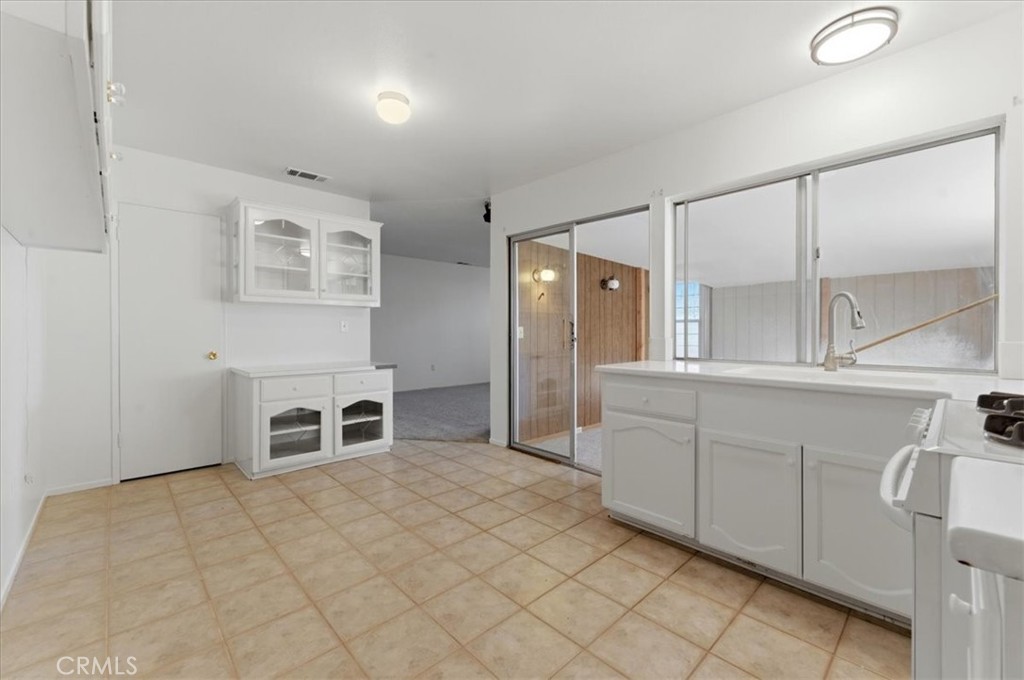 9075 Cabrillo Drive Riverside, CA 92503 - Photo 7 of 25