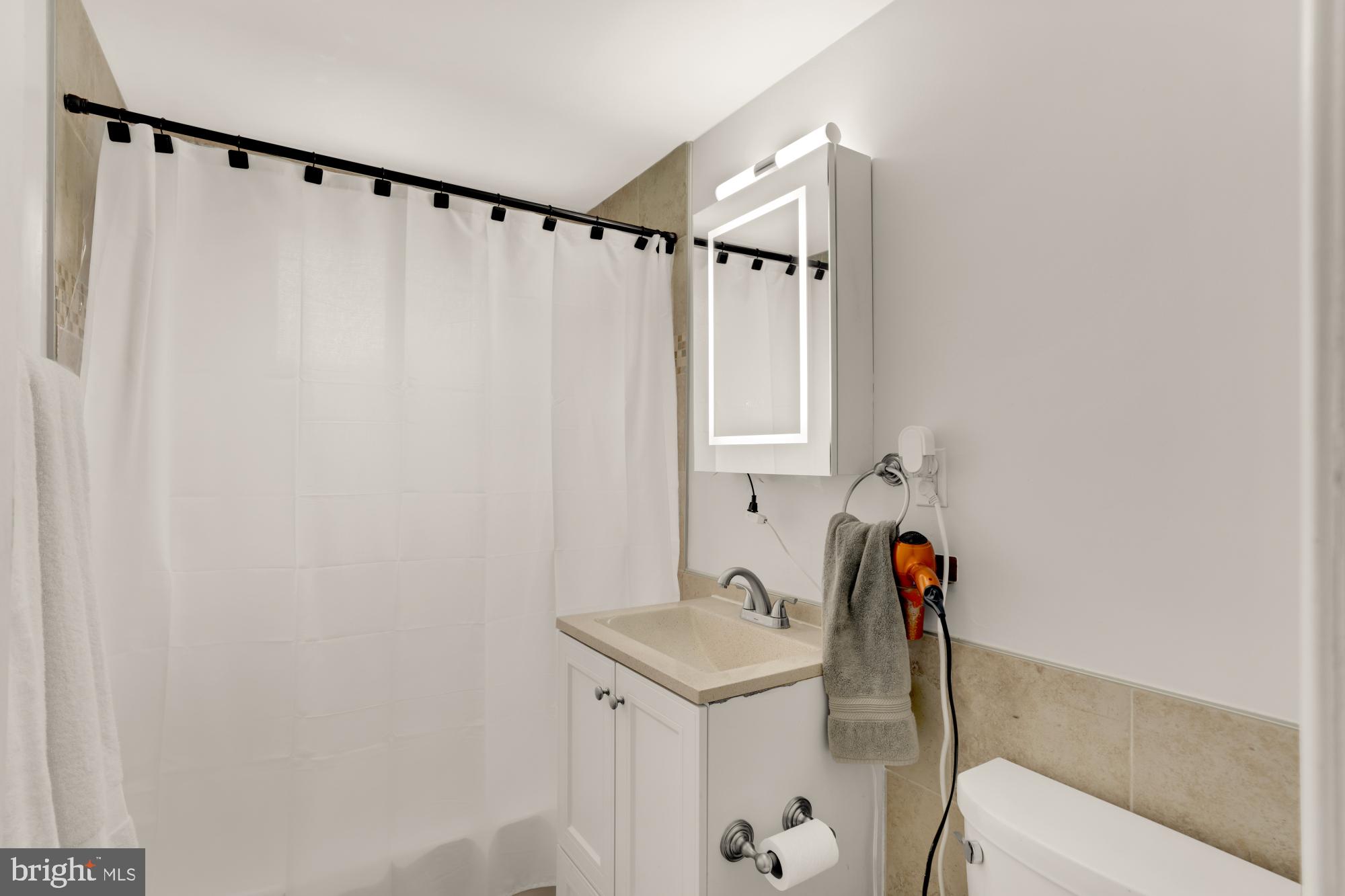 1200 South Arlington Ridge Road, Unit 507 Arlington, VA 22202 - Photo 12 of 30 a bathroom with a sink and a tub
