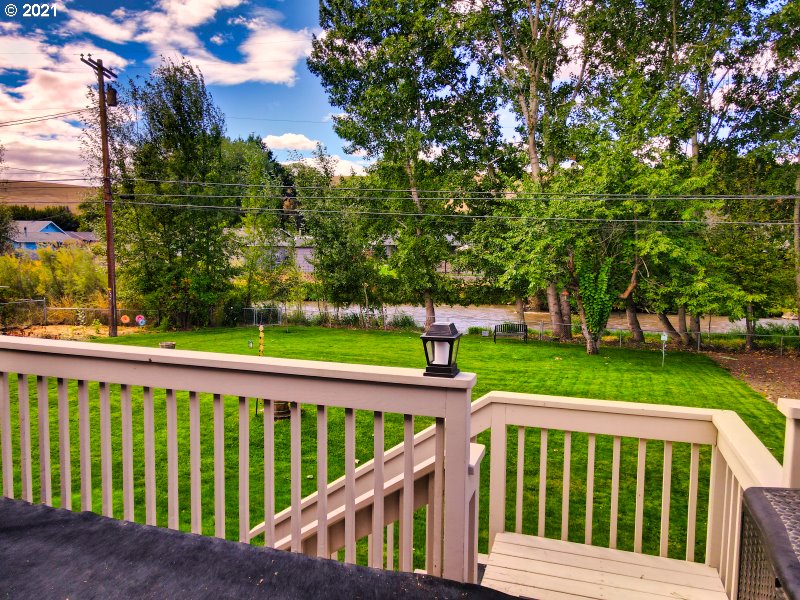 1335 Southwest 41st Street Pendleton, OR 97801 - Photo 20 of 27 a view of a wooden roof deck