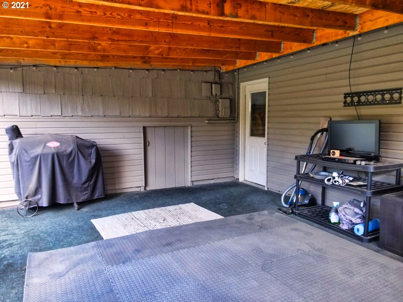 1335 Southwest 41st Street Pendleton, OR 97801 - Photo 21 of 27 a view of a car garage of a house