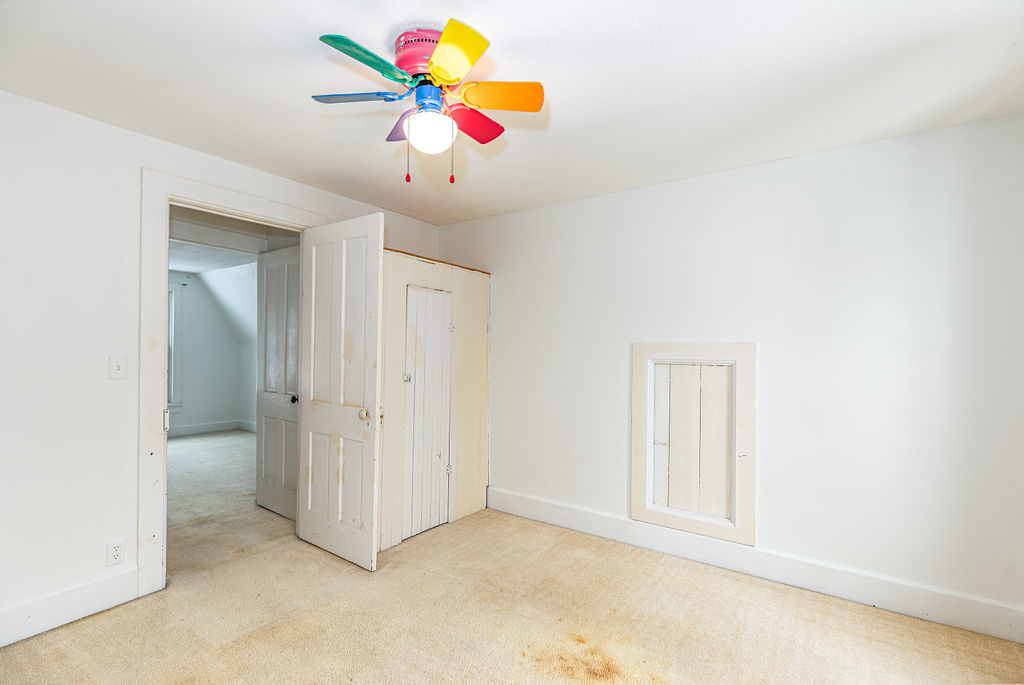 809 Franklin Street Galena, IL 61036 - Photo 20 of 28 an empty room with window and ceiling fan