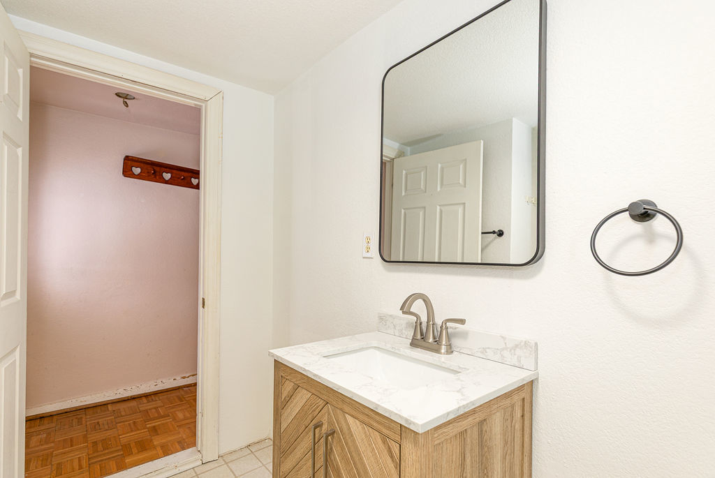 809 Franklin Street Galena, IL 61036 - Photo 23 of 28 a bathroom with a sink and a mirror