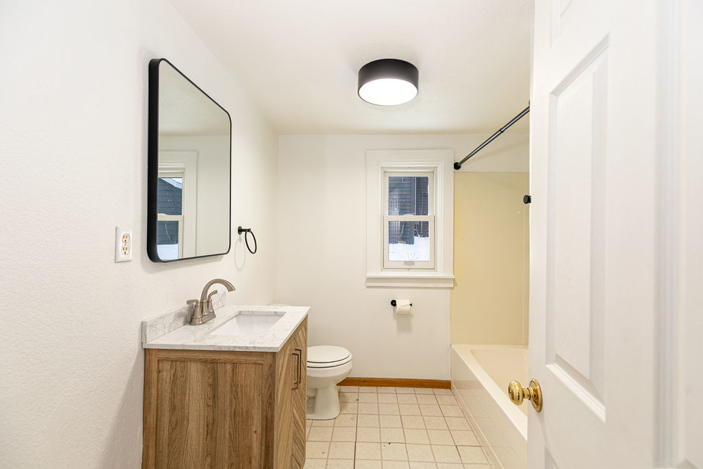 809 Franklin Street Galena, IL 61036 - Photo 24 of 28 a bathroom with a sink and a mirror