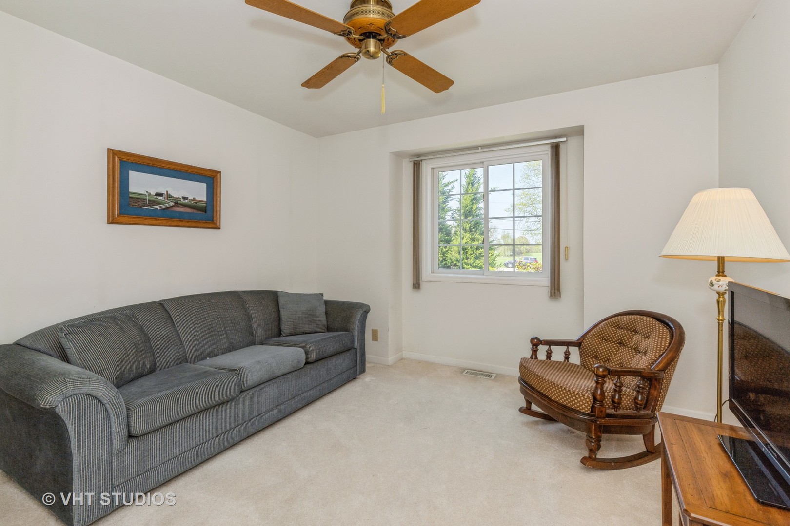 16943 West State Line Road Zion, IL 60099 - Photo 13 of 26 a living room with furniture and a window