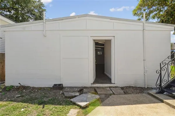 $2,000 | 5414 Magazine Street, Unit B, New Orleans, LA 70115