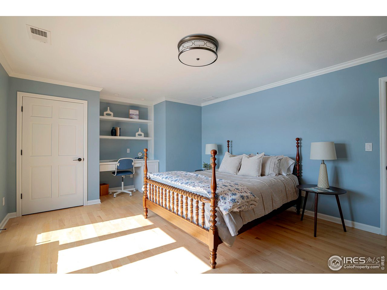 7034 Indian Peaks Trail Boulder, CO 80301 - Photo 26 of 40 a bed room with a bed and a lamp