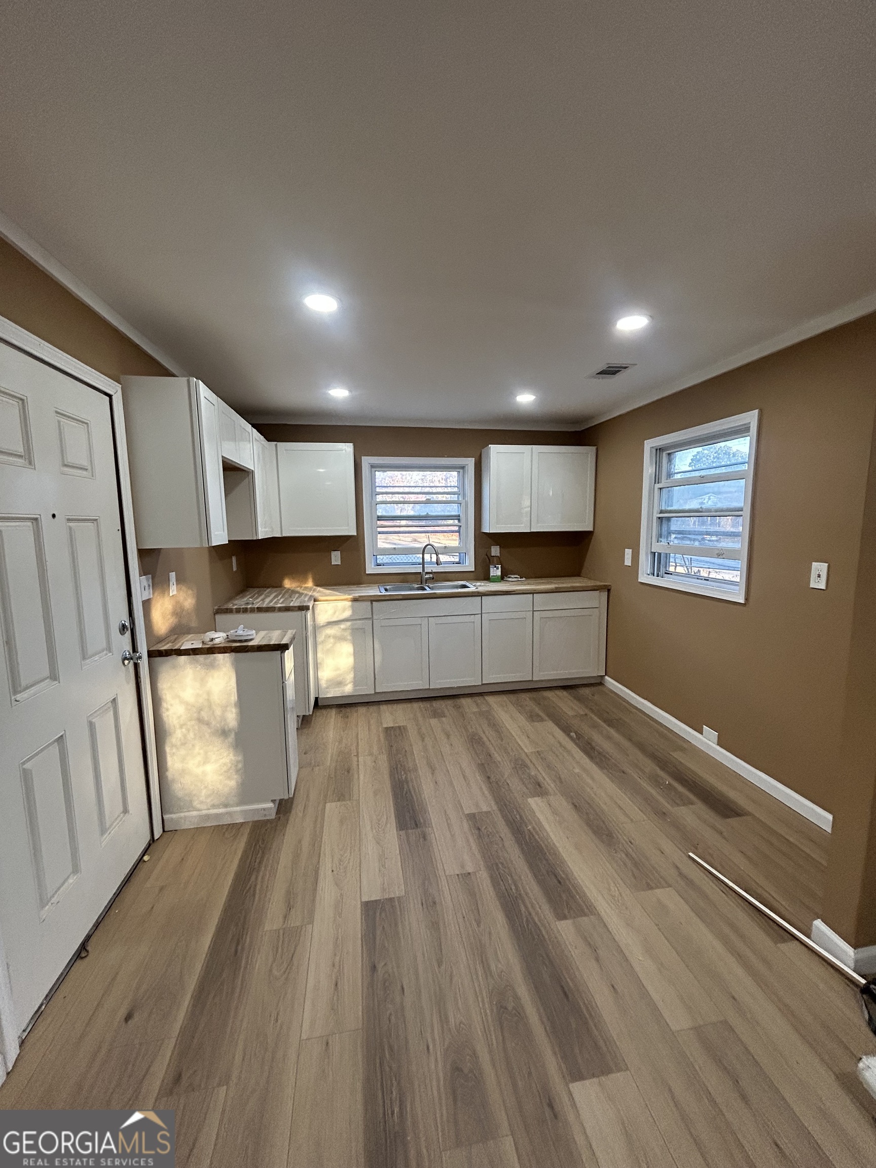 1545 Anthony Road Macon, GA 31204 - Photo 3 of 8 a view of kitchen with wooden floor and electronic appliances